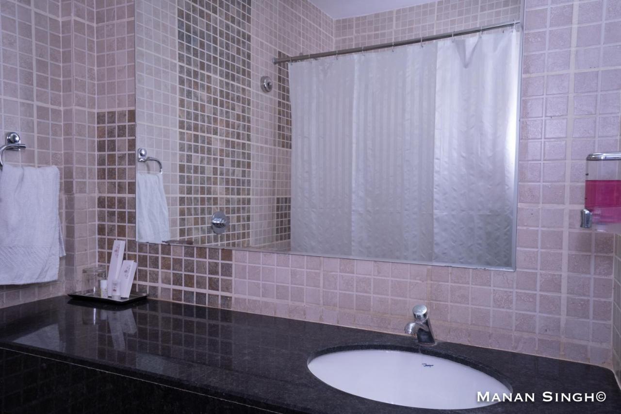 Hotel Samrat Jabalpur Zewnętrze zdjęcie