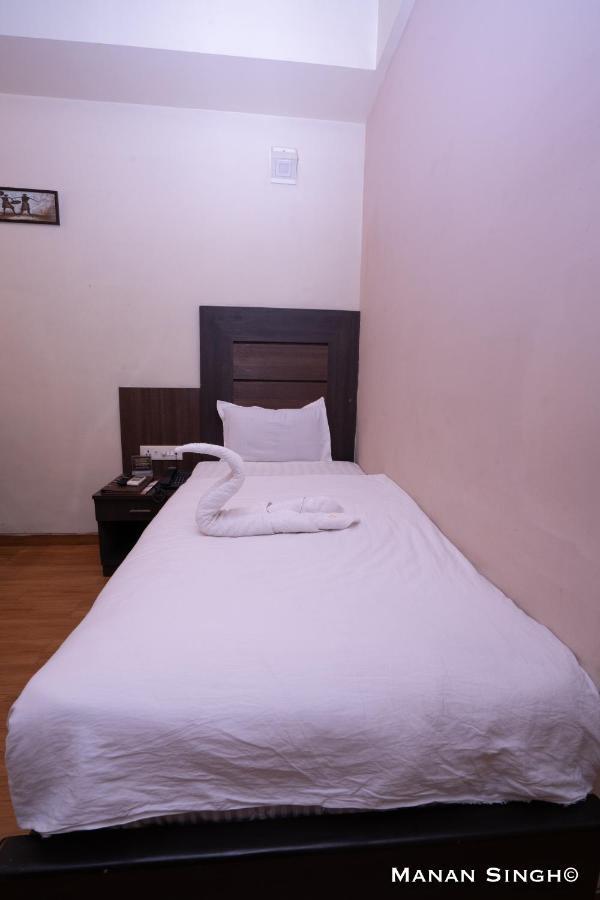 Hotel Samrat Jabalpur Zewnętrze zdjęcie